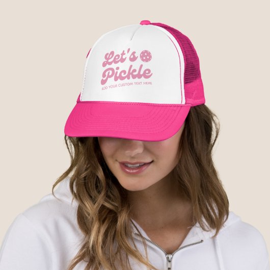 Roze Retro Let's Pickle Gepersonaliseerde Pickleba Trucker Pet (In situ)