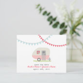 Roze Retro Trailer Wedding Save The Date Briefkaar Aankondigingskaart (Staand voorkant)