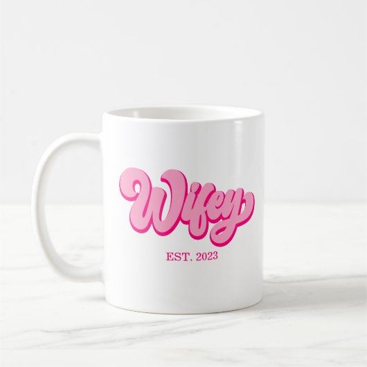 Roze retro Wifey Est. Jaar Bride Fiancé Koffiemok (Links)