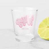 Roze retro Wifey Est. Jaar Bride Fiancé Shot Glas (Achterkant)