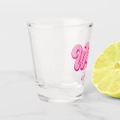 Roze retro Wifey Est. Jaar Bride Fiancé Shot Glas (Links)