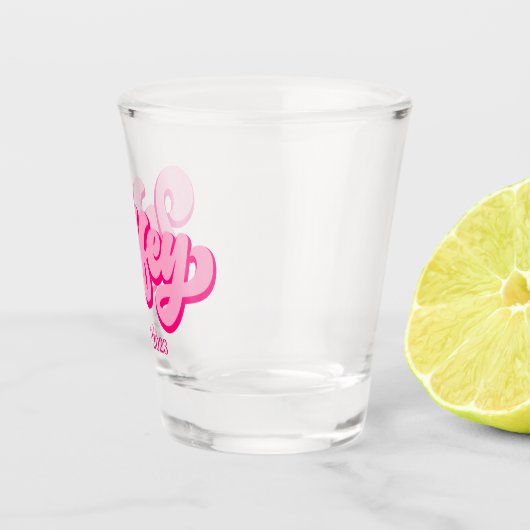 Roze retro Wifey Est. Jaar Bride Fiancé Shot Glas (Rechts)