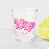 Roze retro Wifey Est. Jaar Bride Fiancé Shot Glas (Voorkant)