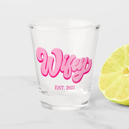 Roze retro Wifey Est. Jaar Bride Fiancé Shot Glas (Voorkant)