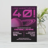 Roze Retrowave 40e Verjaardagsfeestuitnodiging Kaart (Staand voorkant)