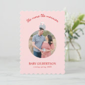 Roze & Rode Baby op Komst Zwangerschap Kerstmis Feestdagenkaart (Staand voorkant)