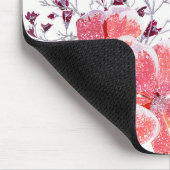 Roze rode bloemen op wit. muismat (Hoek)