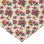 Roze rode en gouden bloemen op tan strepen tafelkleed (Gekanteld)