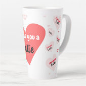 Roze rode harten houden van je, een latente, geluk latte mok (Rechterhoek)