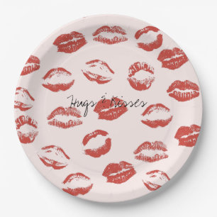 Roze rode lippen kus papieren bordje