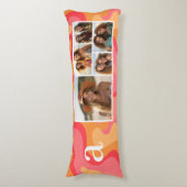 Roze Rode Organische Curven Mod Monogram Fotocolla Lichaamskussen (Voorkant Verticaal)