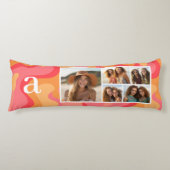 Roze Rode Organische Curven Mod Monogram Fotocolla Lichaamskussen (Voorkant)