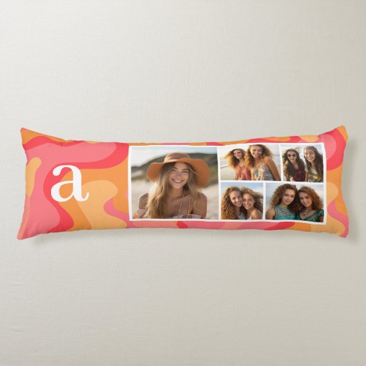 Roze Rode Organische Curven Mod Monogram Fotocolla Lichaamskussen (Voorkant)