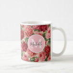 Roze Rode Roos Bloemen Monogrammed Mok<br><div class="desc">Chic, Elegant, , Roze, Bleek violet rood, roos bloemen monogrammed mok. Romantisch, meisjesachtig ontwerp van een elegante bloemenroze, bleke paarse rode rozen met groene bladeren op een rozen gouden achtergrond, met blush roze label. U kunt aanpassen met uw monogram en naam. Deze meisjesachtige, kleurrijke rozen bloem, is een ideaal romantisch...</div>
