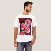 Roze, rode rozen: stof achtergrond. t-shirt (Voorkant volledig)