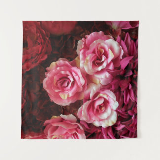 Roze, rode rozen: stof achtergrond. wandkleed