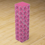 Roze rode wijndoos Aangepast Romantisch Roos Kader Wijn Geschenkdoos<br><div class="desc">Roze roze wijndoos Aangepaste roze roze boxen Roos Gift Boxes Juwelry Boxes Keepsakes Classic Roze Boxes Jouw naam Hier Valentijns Gift Wine Boxes Roos Mementos voor mannen, vrouwen, jongens, meisjes Klik op "Aanpassen" om meer tekst toe te voegen Kies Lettertypen en aangepaste kleuren Aangepaste Rozen voor roze weddenschappen Friends Weddings...</div>