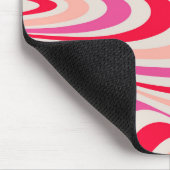 Roze, rood en grijs abstract retro swirl design muismat (Hoek)
