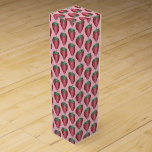 Roze Rood Sappig Aardbeien Fruit Print Wijn<br><div class="desc">Design heeft een originele illustratie van rijen sappige, felrode aardbeien op een roze achtergrond. Ideaal voor een verjaardagsfeestje of een ander 'lief' feest, of voor je favoriete foodie of aardbeienliefhebber! Deze aardbeienvruchtenprint is ook beschikbaar op andere producten. Zie je niet wat je zoekt? Hulp nodig bij maatwerk? Neem contact op...</div>