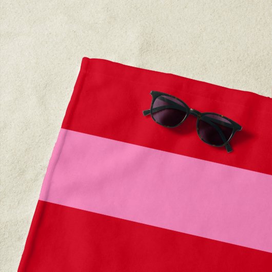 Roze rood vet horizontale strepen aangepaste retro strandlaken (In situ)