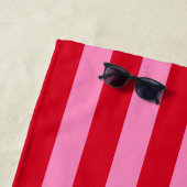 Roze rood vet strepen aangepaste retro naam strandlaken (In situ)