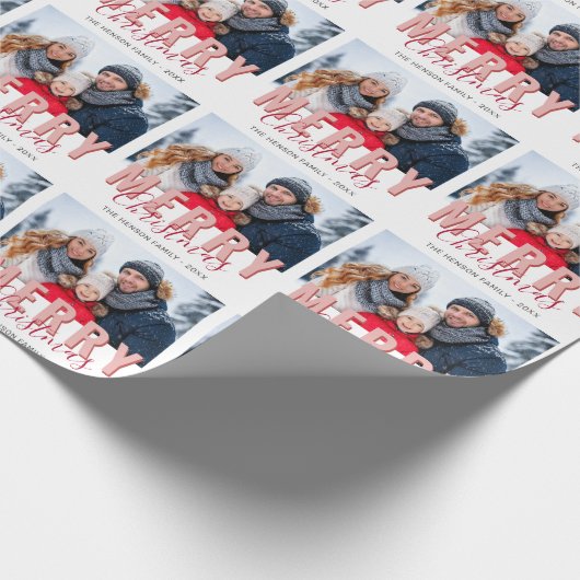 Roze Rood Vrolijk Kerstscript Familiefoto Cadeaupapier (Hoek)