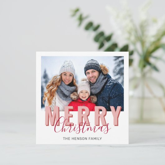 Roze Rood Vrolijk Kerstscript Familiefoto Feestdagenkaart (Staand voorkant)