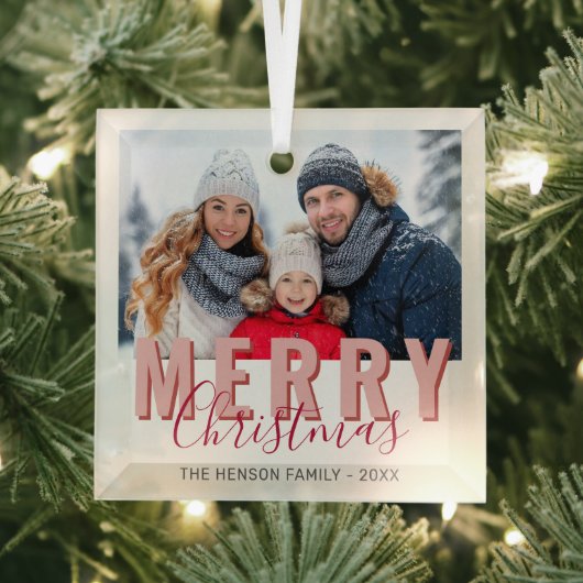 Roze Rood Vrolijk Kerstscript Familiefoto Glas Ornament (Insitu)