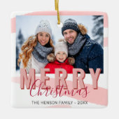 Roze Rood Vrolijk Kerstscript Familiefoto Keramisch Ornament (Voorkant)