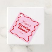 Roze Rood Wavy Border Verjaardag Dinner Party Bedankjes Labels (In situ)