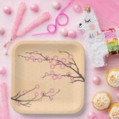 Roze roodroze bloesem op geel papieren bordje (Feest)