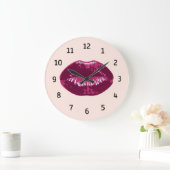 Roze roodroze kus lips rondom de muur grote klok (Huis)