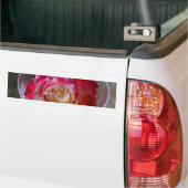Roze roos close-up in wijnglas bumpersticker (Op Truck)