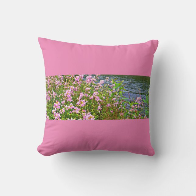 Roze, roos gekleurde, wilde bloem natuur scène kussen (Voorkant)