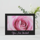 Roze Roos In De Regen Party Uitnodigingen (Staand voorkant)