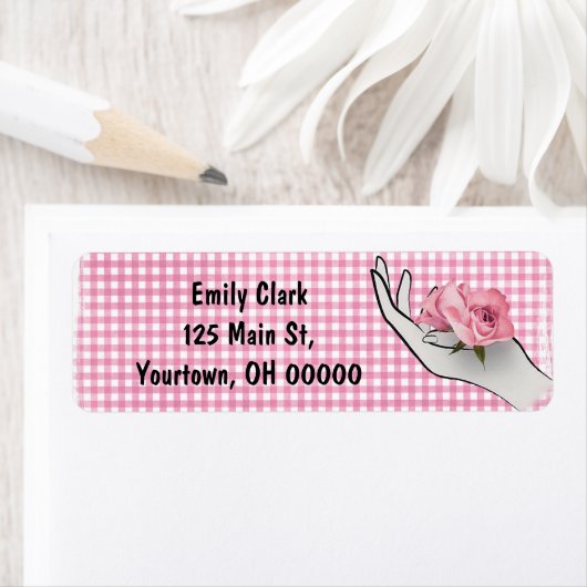 roze roos in hand met gingham etiket (Insitu)