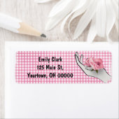 roze roos in hand op geruit etiket (Insitu)