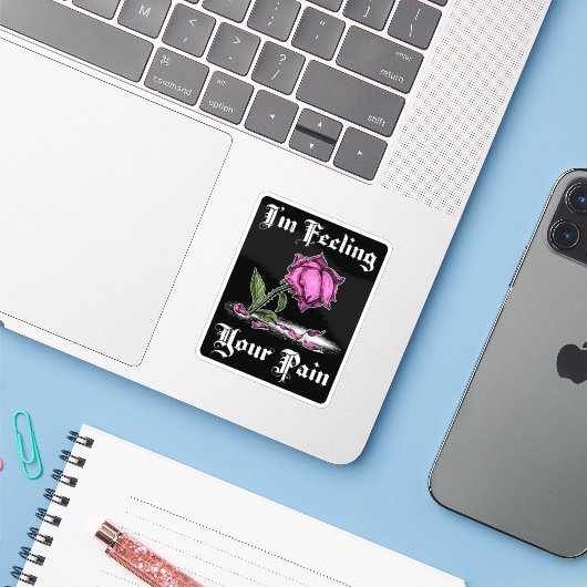 Roze roos in wanhoop Witte tekst Sticker (Laptop met iPhone)