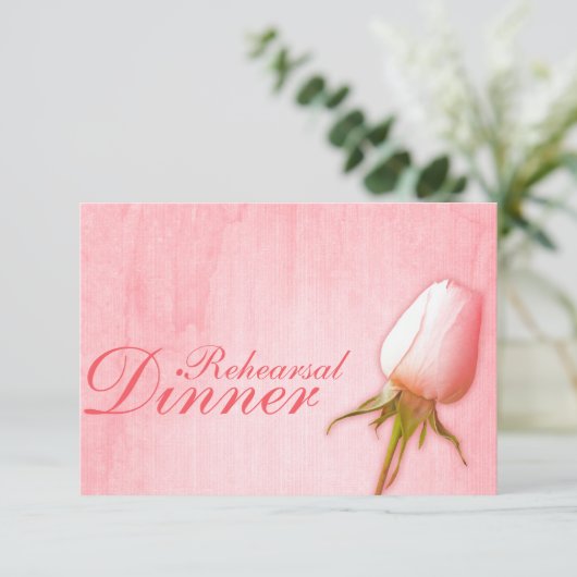 Roze roos knop bruiloft repetitie diner uitnodigin kaart (Staand voorkant)