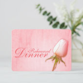 Roze roos knop bruiloft repetitie diner uitnodigin kaart (Staand voorkant)