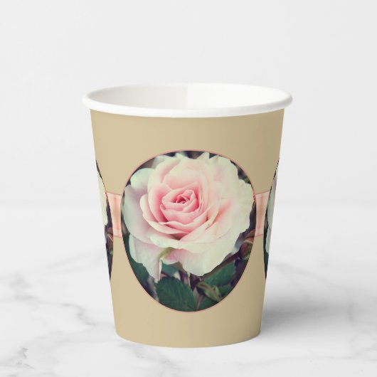 Roze roos met beige papieren bekers (Links)