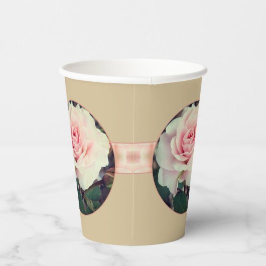 Roze roos met beige papieren bekers (Rechts)