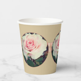Roze roos met beige papieren bekers