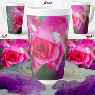 Roze roos met sneeuwvlokken latte mok