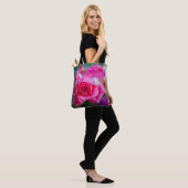 Roze roos met sneeuwvlokken tote bag (Op model)