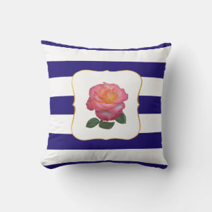 Roze roos op marineblauw en wit gestreept kussen