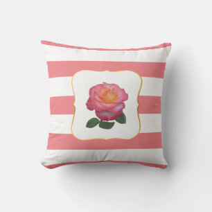 Roze roos op roze en witte gestreepte kussen