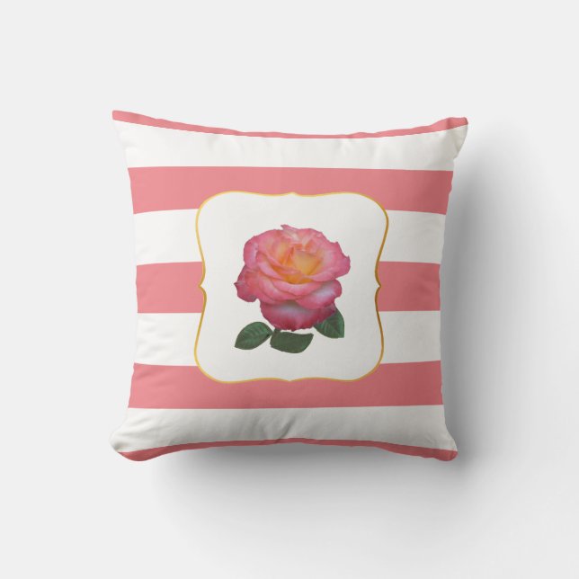 Roze roos op roze en witte gestreepte kussen (Voorkant)
