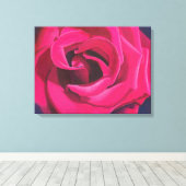 Roze roos schilderij met donkere achtergrond canvas afdruk (Insitu (Houten vloer))