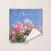 Roze roos struik onder blauwe lucht, op maat bad handdoek (Wasdoekje)